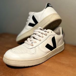 Womens Veja- V-10 LEATHER WHITE BLACK